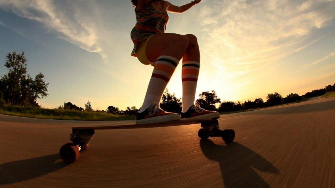 UrbanGlide lança o X-Carve: um skate elétrico que chega aos 20 Km/h UrbanGlide lança o X-Carve: um skate elétrico que chega aos 20 Km/h