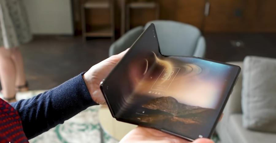 TLC revela um smartphone verdadeiramente dobrável TLC revela um smartphone verdadeiramente dobrável
