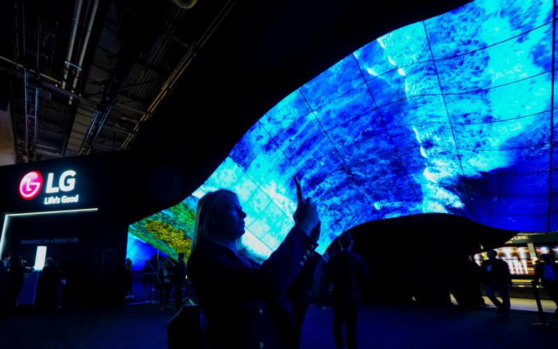 LG surpreende os visitantes do CES com as os seus OLED Wave e Fountain LG surpreende os visitantes do CES com as os seus OLED Wave e Fountain
