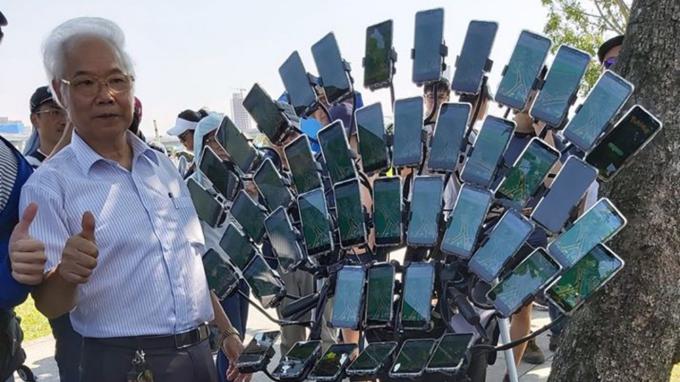 O avô do Pokémon Go já joga com 64 smartphones em simultâneo O avô do Pokémon Go já joga com 64 smartphones em simultâneo