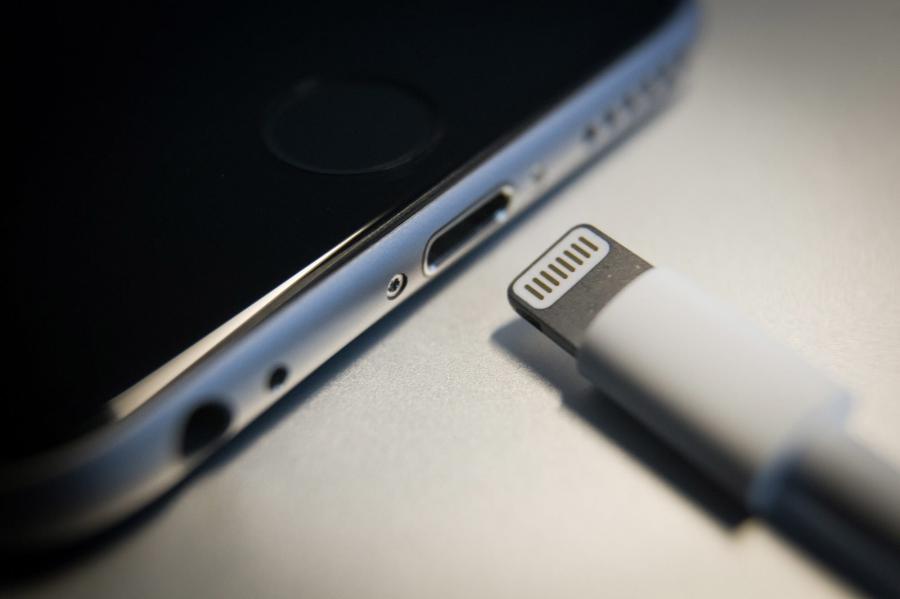 Apple deixa de disponibilizar carregador e fones de ouvido com os novos iPhone Apple deixa de disponibilizar carregador e fones de ouvido com os novos iPhone