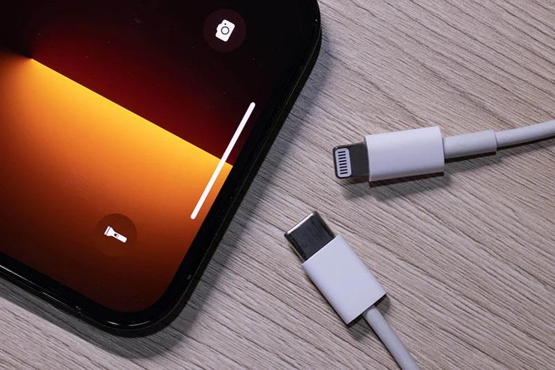 Apple: iPhone com porta USB-C pode chegar mais cedo do que esperado Apple: iPhone com porta USB-C pode chegar mais cedo do que esperado