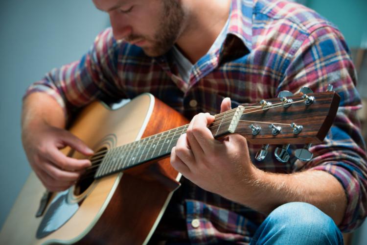 Precisa de afinar uma guitarra? A Google ajuda Precisa de afinar uma guitarra? A Google ajuda
