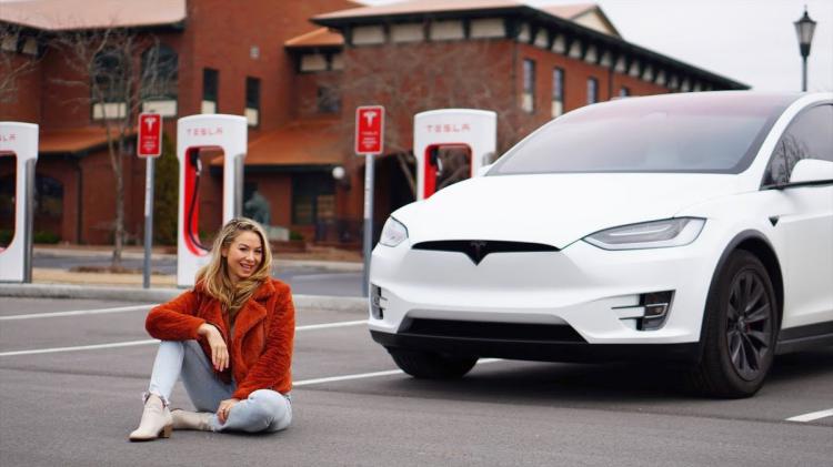 Falha da Tesla impede condutores de entrarem nos seus carros Falha da Tesla impede condutores de entrarem nos seus carros
