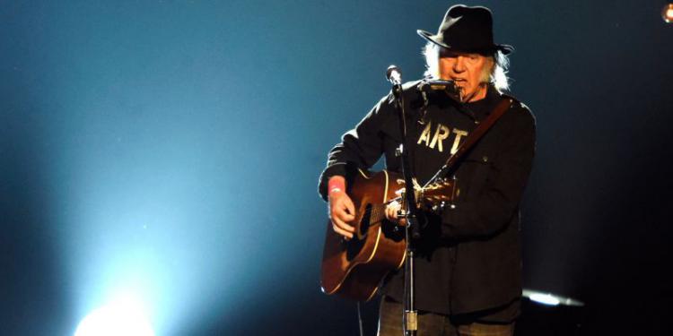 Músicas de Neil Young vão desaparecer do Spotify: Entenda os motivos Músicas de Neil Young vão desaparecer do Spotify: Entenda os motivos