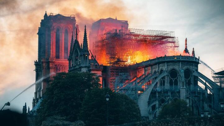 Notre-Dame Em Chamas