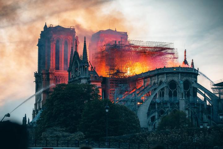 Notre-Dame Em Chamas estreia hoje na televisão em Portugal Notre-Dame Em Chamas estreia hoje na televisão em Portugal