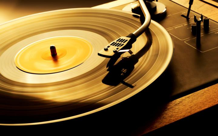 Pela primeira vez desde 1987: Vendas de Vinil superam as de CDs Pela primeira vez desde 1987: Vendas de Vinil superam as de CDs