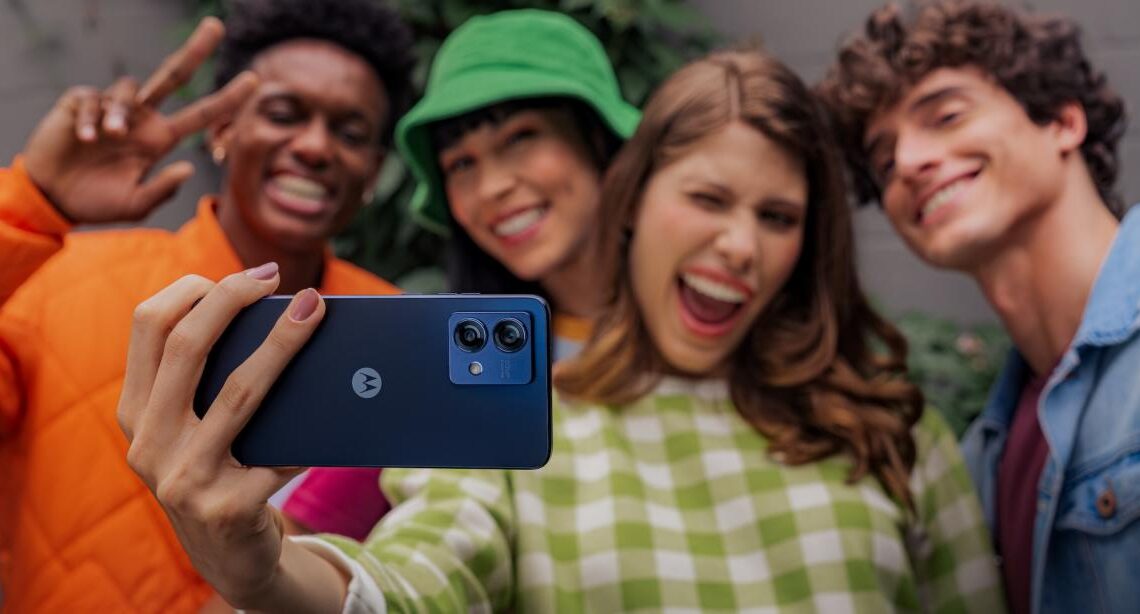Motorola Edge 40 Neo é oficial com acabamento em couro vegano Motorola Edge 40 Neo é oficial com acabamento em couro vegano