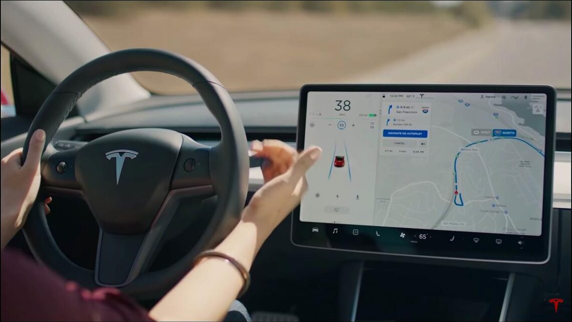 Tesla limita função de AutoPilot para 2 milhões de veículos Tesla limita função de AutoPilot para 2 milhões de veículos